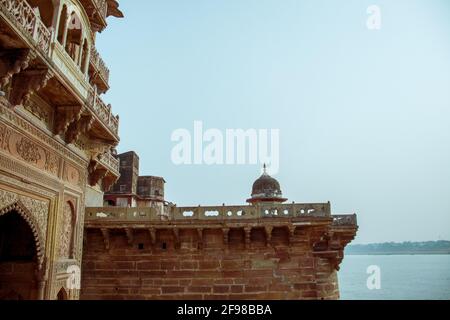 Fortezza di Ramnagar con archi intagliati e balconi a Varanasi, India Foto Stock