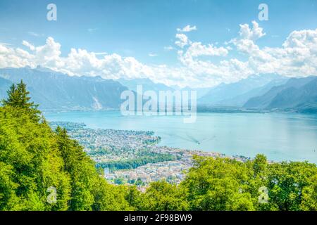 Vista aerea della città svizzera Vevey vicino al lago di Ginevra Foto Stock