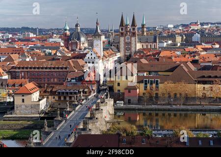 Vista dalla Fortezza di Marienberg al centro storico e al Ponte Vecchio principale di Würzburg e il meno, la bassa Franconia, la Franconia, la Baviera, la Germania Foto Stock