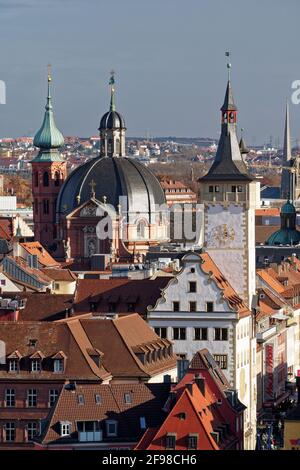 Vista dalla Fortezza di Marienberg al centro storico e al Ponte Vecchio principale di Würzburg e il meno, la bassa Franconia, la Franconia, la Baviera, la Germania Foto Stock