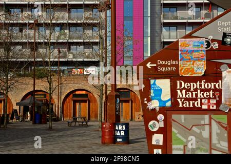 Deptford Market Yard - Londra (Regno Unito), 13 aprile 2021: Una vista dalla strada principale a Deptford Market Yard Foto Stock