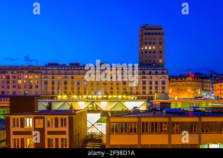 Vista notturna della torre Bel-air a Losanna, Svizzera Foto Stock