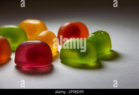 Colorate caramelle in gelatina di marmellata multicolore da vicino. Foto Stock