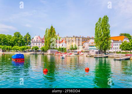 Di fronte all'hotel Chateau d'Ouchy di Losanna, in Svizzera, si gode una giornata di sole Foto Stock