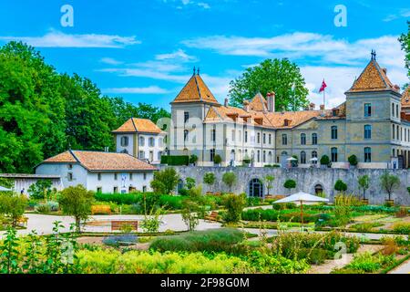 Il castello di Prangins e i giardini circostanti nella città svizzera di Nyon Foto Stock