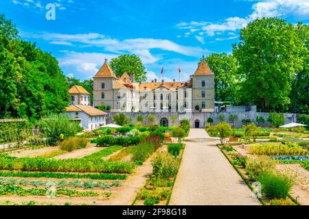 Il castello di Prangins e i giardini circostanti nella città svizzera di Nyon Foto Stock