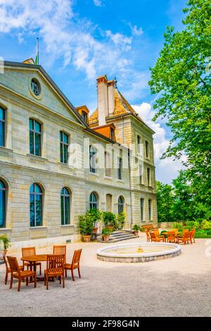 Il castello di Prangins e i giardini circostanti nella città svizzera di Nyon Foto Stock