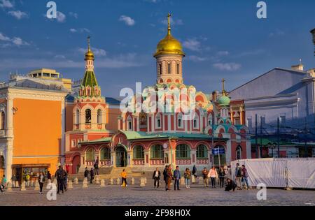 La cattedrale di Kazan, rosa fumo, è una meraviglia architettonica; costruita originariamente nel XVII secolo, la chiesa che si trova qui oggi, situata appena a nord Foto Stock
