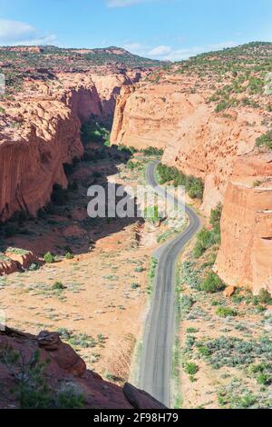 Avvolgimento su strada fino canyon, Scalone Escalante National Monument, Utah, Stati Uniti d'America, America del Nord Foto Stock