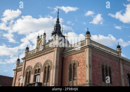 Primo piano su Vladicanski Dvor, il palazzo vescovile con la sua tipica architettura austro-ungarica, a Novi Sad, Serbia, uno dei principali luoghi di interesse Foto Stock