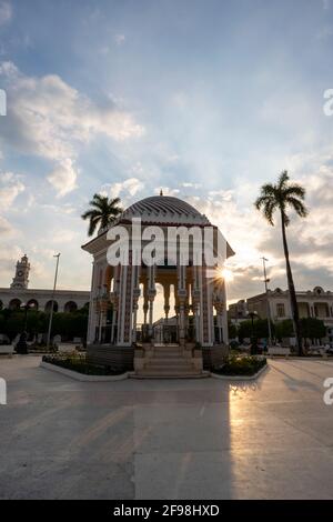 Padiglione, architettura moresca nel parco centrale Parque Céspedes a Manzanillo, Granma, Cuba Foto Stock