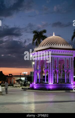 Padiglione, architettura moresca nel parco centrale Parque Céspedes a Manzanillo, Granma, Cuba Foto Stock