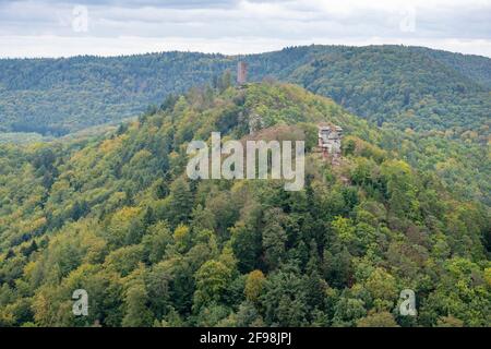 Germania, Renania-Palatinato, vista dal Castello di Trifels ai castelli di Scharfenberg e Anebos (a destra). Foto Stock