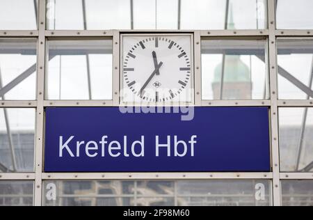 Krefeld, Renania Settentrionale-Vestfalia, Germania - stazione centrale di Krefeld, scritta con orologio. Foto Stock