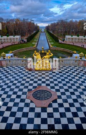 Peterhof è forse la più famosa per la sua notevole varietà di fontane decorative, tra cui l'inconfondibile e incredibilmente impressionante insieme del Foto Stock