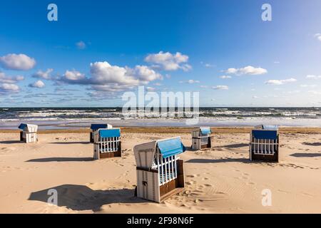 Germania, Meclemburgo-Pomerania occidentale, Mar Baltico, costa del Mar Baltico, isola di Usedom, Ahlbeck, località balneare, spiaggia, sedie a sdraio, onde Foto Stock