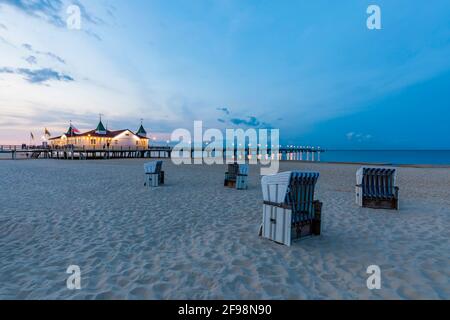 Germania, Meclemburgo-Pomerania occidentale, Mar Baltico, costa del Mar Baltico, isola di Usedom, Ahlbeck, stazione balneare, molo, spiaggia, sedie a sdraio Foto Stock