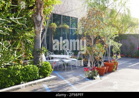 Hollywood, California, USA 14 aprile 2021 UNA vista generale dell'atmosfera di un ristorante all'aperto il 14 aprile 2021 a Hollywood, California, USA. Foto di Barry King/Alamy Stock foto Foto Stock