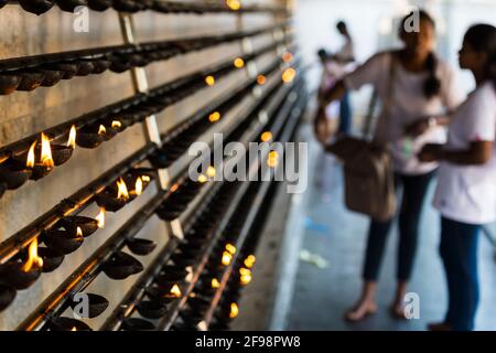 Sri Lanka, Kataragama, Tempio di Kataragama, credenti, candele sacrificali Foto Stock