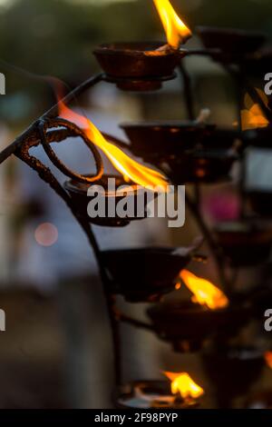 Sri Lanka, Kataragama, tempio Kataragama, candele sacrificali, ustioni, Foto Stock