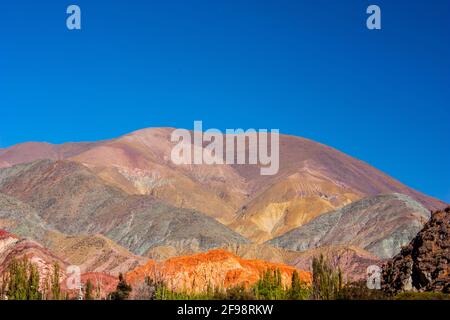 La collina di sette colori colorata valle di Quebrada de Humahuaca Foto Stock