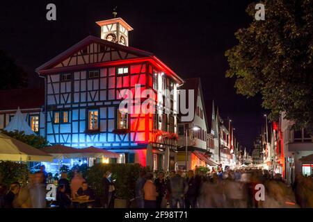 Kirchheim unter Teck: Presso la vecchia casa di guardia nella zona pedonale, shopping di mezzanotte nella città vecchia Foto Stock