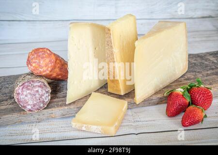 Selezione di formaggi stagionati e salsicce, prodotti tipici italiani, latticini Foto Stock