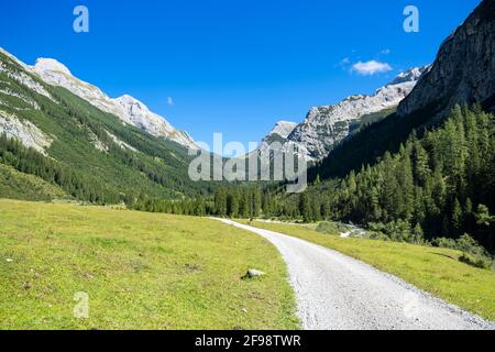 Paesaggio alpino montano nella valle del Karwendel in una soleggiata giornata estiva. Karwendel, Tirolo, Austria Foto Stock