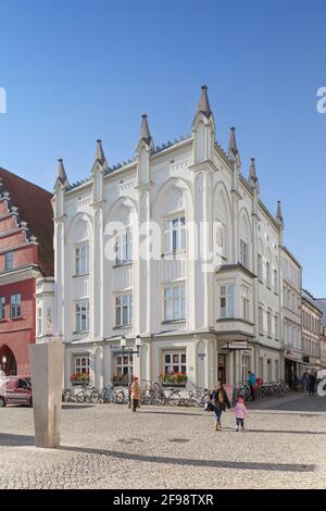 Case con tetto sul mercato, Greifswald, Meclemburgo-Pomerania occidentale, Germania Foto Stock