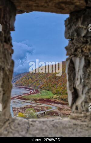 Non puoi saltare il castello di Ananuri durante il tragitto verso la città di Kazbegi. Questo complesso sul fiume Aragvi è uno dei monumenti meglio protetti della Georgia. Foto Stock