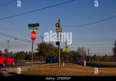 Augusta, GA USA - 02 24 21: School zone Speed Limit 25 luce lampeggiante e traffico su Barton Chapel Foto Stock