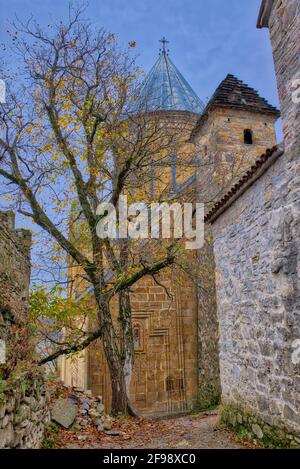 Non puoi saltare il castello di Ananuri durante il tragitto verso la città di Kazbegi. Questo complesso sul fiume Aragvi è uno dei monumenti meglio protetti della Georgia. Foto Stock