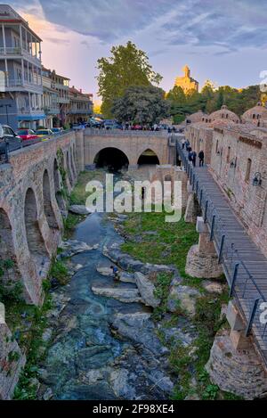 Il centro storico di Tbilisi è costruito su una collina Il fiume Mtkvari fino alla Fortezza di Narikala e la statua di Madre Georgia – ed è questo vento Foto Stock