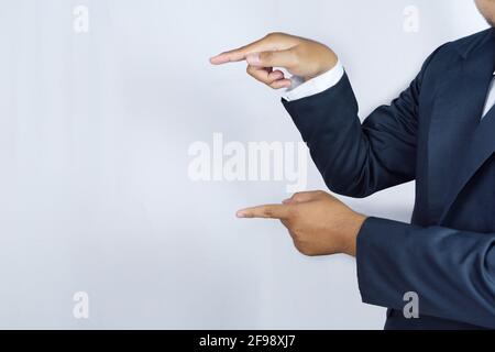 Qualcuno che gioca il ruolo di un uomo d'affari, sta indicando qualcosa Foto Stock