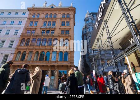 Vienna, via Graben, la gente beve champagne sulla strada a causa di ristoranti chiusi a causa del COVID-19 nel 01. Città vecchia, Vienna / Vienna, Austria Foto Stock