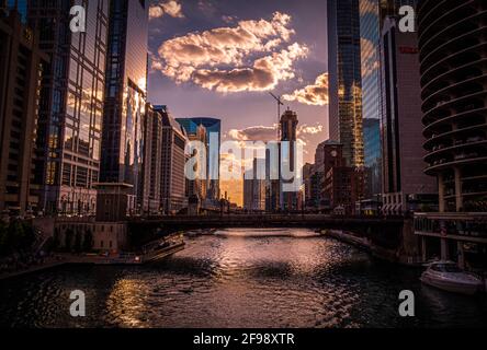Fiume Chicago in serata - Vista incredibile - CHICAGO, ILLINOIS - 12 GIUGNO 2019 Foto Stock
