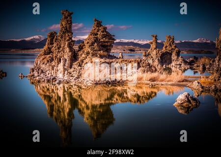 Lago mono con le sue incredibili torri di tufo - fotografia di viaggio Foto Stock