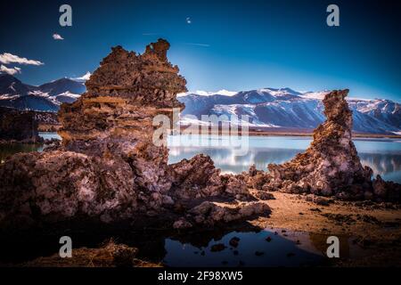 Tufa torri colonne di pietra calcarea al lago Mono - viaggio fotografia Foto Stock