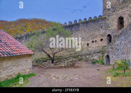 Non puoi saltare il castello di Ananuri durante il tragitto verso la città di Kazbegi. Questo complesso sul fiume Aragvi è uno dei monumenti meglio protetti della Georgia. Foto Stock
