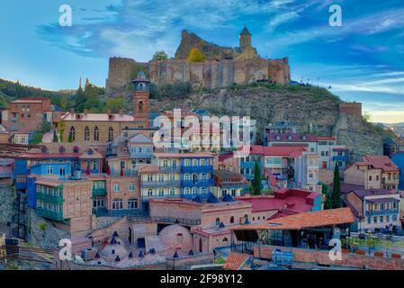 Il centro storico di Tbilisi è costruito su una collina Il fiume Mtkvari fino alla Fortezza di Narikala e la statua di Madre Georgia – ed è questo vento Foto Stock