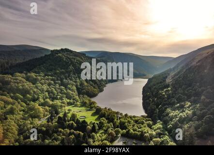 Magnifico lago di montagna - antenna filmato di volo - Fotografia aerea Foto Stock