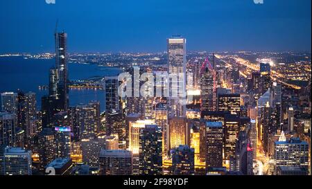 Chicago di notte - incredibile vista aerea sui grattacieli - CHICAGO, ILLINOIS - 12 GIUGNO 2019 Foto Stock