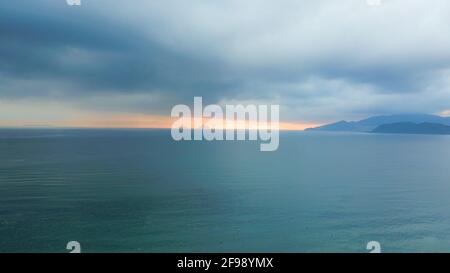 Splendida vista sull'oceano con vista sulle montagne Foto Stock