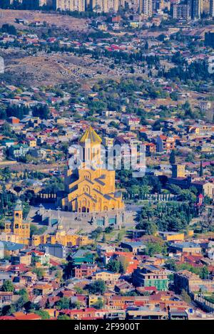 Conosciuta comunemente come Sameba, la cattedrale di Tbilisi si trova sulla collina di Elia, sopra la riva sinistra del Mtkvari, nel quartiere storico di Avlab Foto Stock
