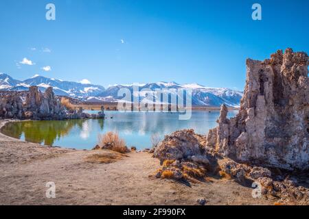 Tufa torri colonne di pietra calcarea al lago Mono - viaggio fotografia Foto Stock