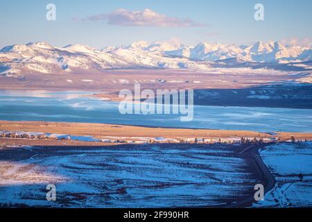 Vista aerea sul lago Mono - un lago di soda salina Nella contea di Mono - fotografia di viaggio Foto Stock