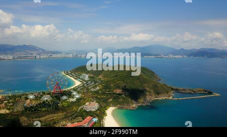 Vista sul drone del bellissimo resort sull'isola di Hon tre, Nha Trang, Vietnam Foto Stock