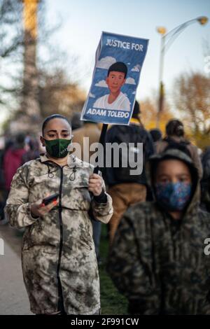 Chicago, Illinois, Stati Uniti. 16 Apr 2021. I manifestanti si sono riuniti a Chicago Logan Square per marzo per Adam Toledo, un 13 anni ucciso da un ufficiale della polizia di Chicago Credit: Chris Riha/ZUMA Wire/Alamy Live News Foto Stock