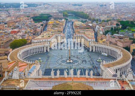 Incredibile vista aerea sul Vaticano e la città di Roma dalla Basilica di San Pietro Foto Stock