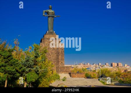 La statua attuale sostituisce una statua monumentale del Segretario Generale Joseph Stalin che fu creata come memoriale della vittoria per la seconda Guerra Mondiale Durante sta Foto Stock